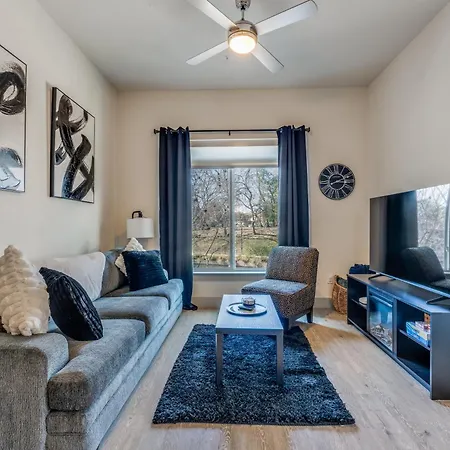 Spectacular Condo Facing Riverwalk W Free Parking Pet Friendly Centrally Located On Riverwalk